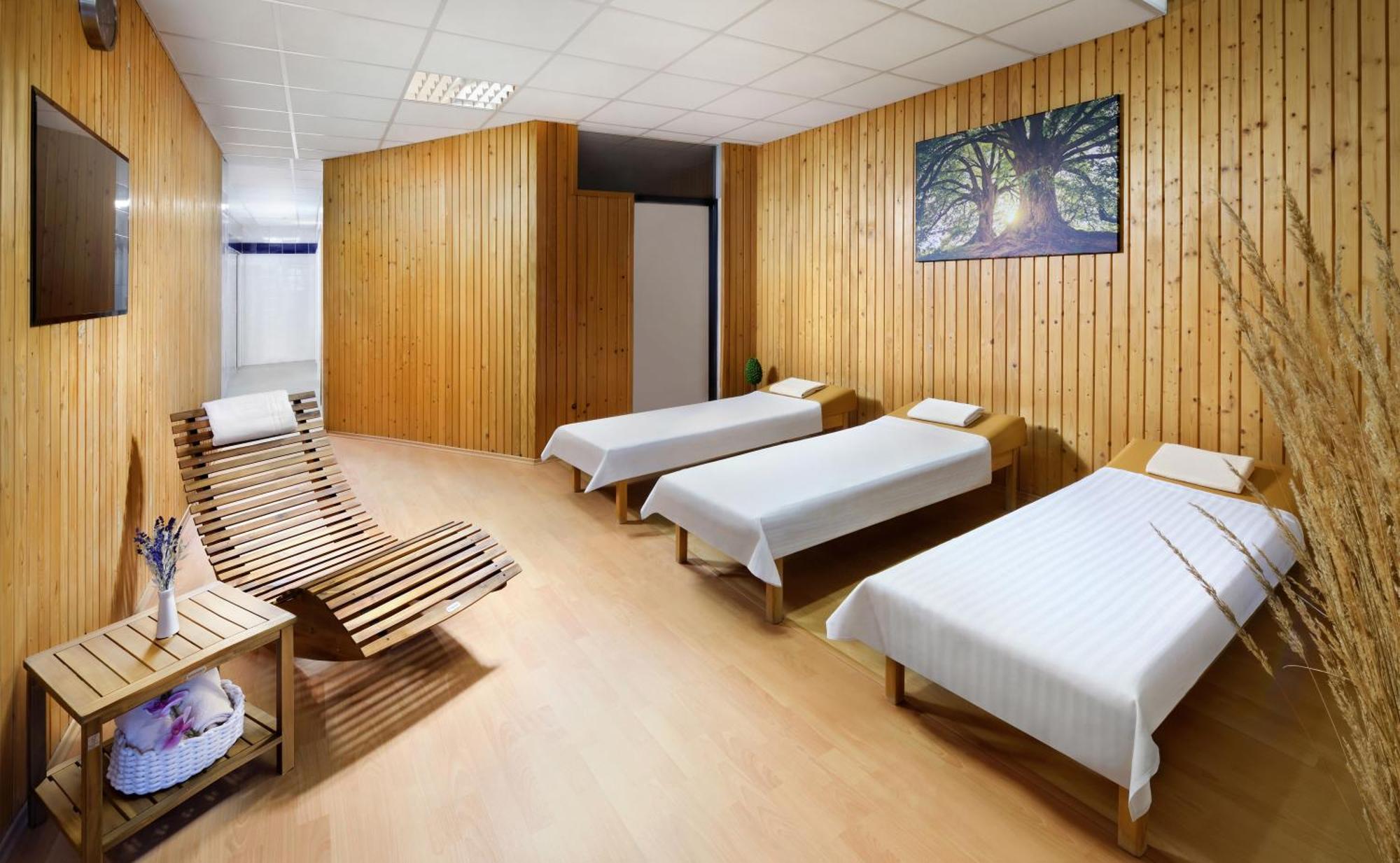 Hotel Academia ตาตรันสกา ลอมนีจา ภายนอก รูปภาพ